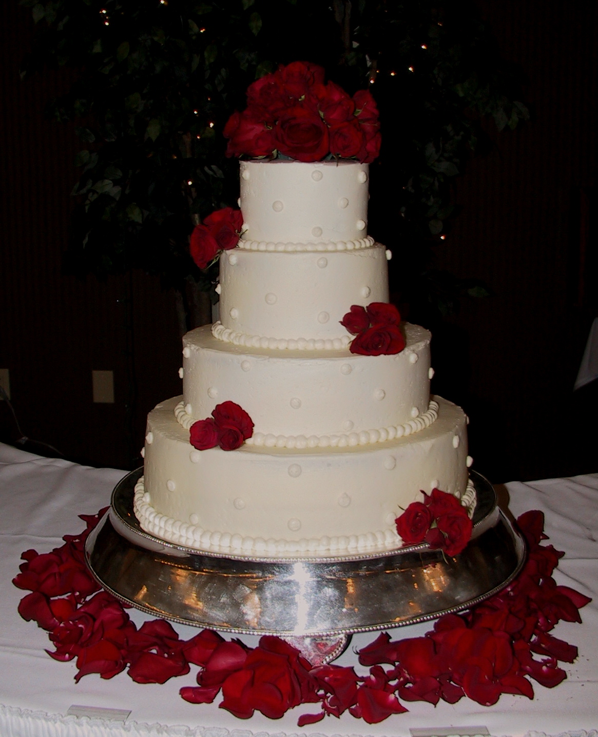 wedding cakes red roses black and white
